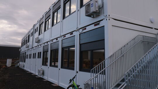 Am Ende des Geisnacherwegs in Polch steht die Containerschule, das Übergangsdomizil der Montessori-Schule Sonnenschein. Am Ende des Geisnacherwegs in Polch steht die Containerschule, das Übergangsdomizil der Montessori-Schule Sonnenschein.