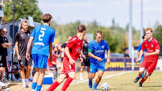 Emmelshausen-Karbachs neuer Kapitän Daniel Bohl (in Blau, am Ball) markierte beim 3:1-Auftaktsieg gegen Eisbachtal das wichtige Emmelshausen-Karbachs neuer Kapitän Daniel Bohl (in Blau, am Ball) markierte beim 3:1-Auftaktsieg gegen Eisbachtal das wichtige