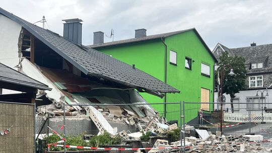 In der Holzbachstraße ist am 15. Juli ein Einfamilienhaus eingestürzt. Noch immer wird die Explosionsursache ermittelt.