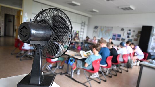Bei Außentemperaturen von weit über 30 Grad dürfte es mit der Aufstellung einzelner Ventialtoren kaum getan sein, um für Erfrisc Bei Außentemperaturen von weit über 30 Grad dürfte es mit der Aufstellung einzelner Ventialtoren kaum getan sein, um für Erfrisc