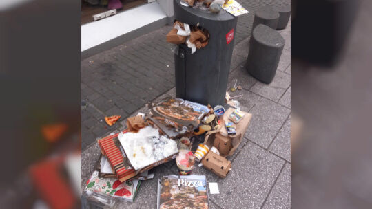 Ein ganz normaler Tag, ein ganz normaler Mülleimer in der Koblenzer City. Gut gemeint stellen viele Menschen ihre Verpackungen i
