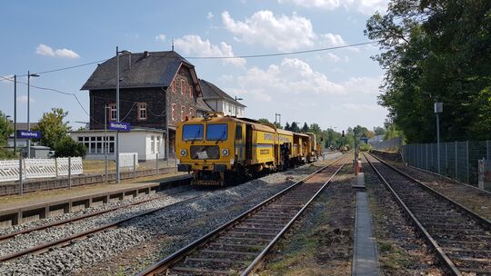 Auch das komplette Bahnsteiggleis 2 wurde von der Firma Spitzke während der Sperrung erneuert und anschließend maschinell gestop