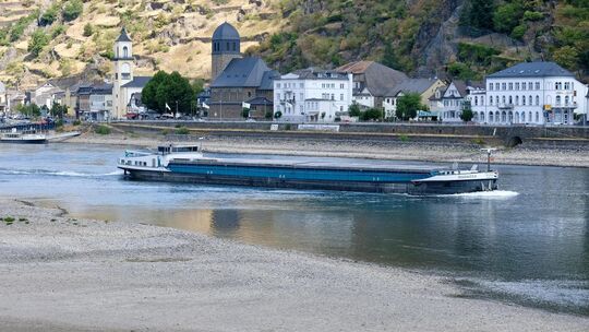 St. Goar/St. Goarshausen: Das Niedrigwasser hat den Rhein halbiert. Viele Schiffe können daher nur noch mit reduzierter Ladung f