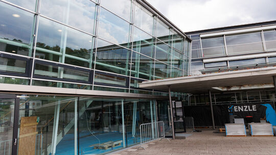 Das Peter-Joerres-Gymnasium befindet sich kurz vor der Fertigstellung. Es soll als Schutz vor der Hitze neue Außenbeschattung be