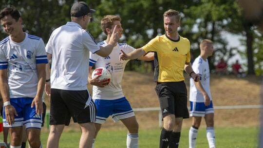Johannes Kirsch (Mitte, mit Ball), Spieler des SV Binningen und selbst Bezirksliga-Schiedsrichter, versucht noch zu beschwichtig