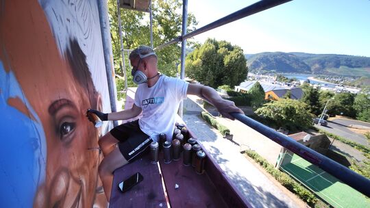 Graffiti-Künstler Christoph Hartmann aus Riegenroth gestaltet zwei Wände der Fritz-Straßmann-Schule in Boppard.