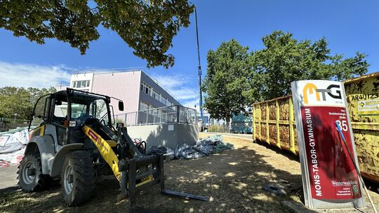 Der größte Teil der Dachsanierung am Mons-Tabor-Gymnasium ist in den Ferien geschehen. Der Schulbetrieb soll von den Restarbeite