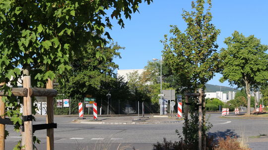Wenn alles fertig ist, wird der Kreisel vor der Haystraße wieder fast so aussehen wie heute. Ab dem Frühjahr finden die Arbeiten Wenn alles fertig ist, wird der Kreisel vor der Haystraße wieder fast so aussehen wie heute. Ab dem Frühjahr finden die Arbeiten