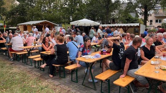 Sitzgarnituren und Stehtische waren beim Weinfest auf der Weiherwiese gut besetzt. Das Fest wurde einst anlässlich des Stadtjubi