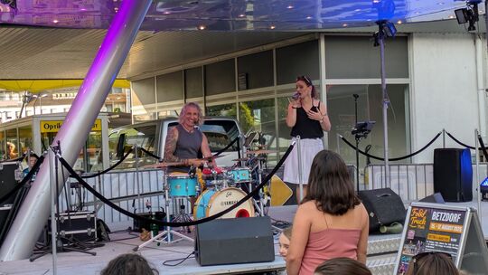 Im vergangenen Jahr sang das Duo Dance Cat auf der Foodtruck–Meile. Auch in diesem Jahr wird es wieder an jedem Abend Musik auf