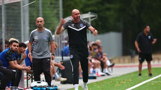 Cosmos-Coach Admir Softic (hier beim 1:2 zum Start gegen Mechtersjeim) hatte auch beim 2:3 seiner Elf in Diefflen einiges auszus Cosmos-Coach Admir Softic (hier beim 1:2 zum Start gegen Mechtersjeim) hatte auch beim 2:3 seiner Elf in Diefflen einiges auszus