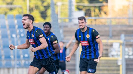 Freuen sich über den Treffer zum zwischenzeitlichen 1:0 (von links): Torschütze Igor Blagojevic, Nazif Tchadjei und Damir Grgic. Freuen sich über den Treffer zum zwischenzeitlichen 1:0 (von links): Torschütze Igor Blagojevic, Nazif Tchadjei und Damir Grgic.