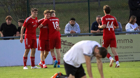 Der TuS Mayen (weiße Trikots) musste sich Gastgeber SV Laubach im Auftaktspiel der Fußball-Rheinlandliga und vor rund 600 Zuscha