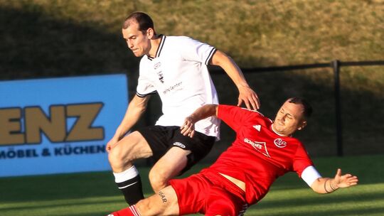 War absolut motiviert: Der in Mayen lebende Laubacher Kapitän Lukas Mey (rotes Trikot), der hier Mayens Andre Röser, der vergang