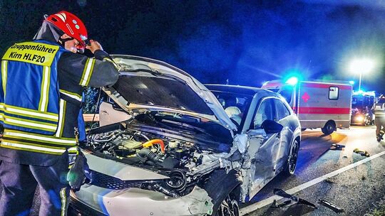 Heftiger Aufprall: Am Mazda sind die massiven Schäden im Front- und Seitenbereich deutlich zu erkennen.