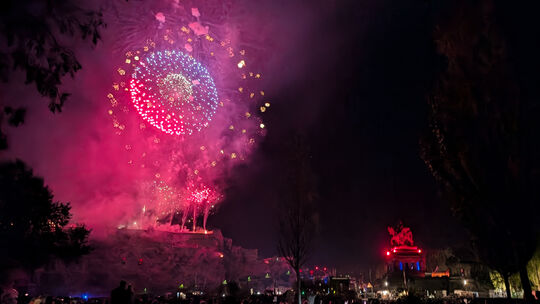 Farbenprächtige Bilder am Nachthimmel und immer wieder staunende Blicke nach oben: Das große Abschlussfeuerwerk und die Drohnens