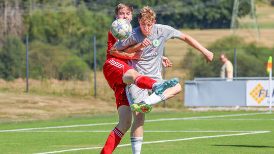 Im Spiel zwischen der SG Hoher Westerwald (im grauen Trikot Luca Reichmann) und dem TuS Asbach (links Arne Funk) ging es intensi