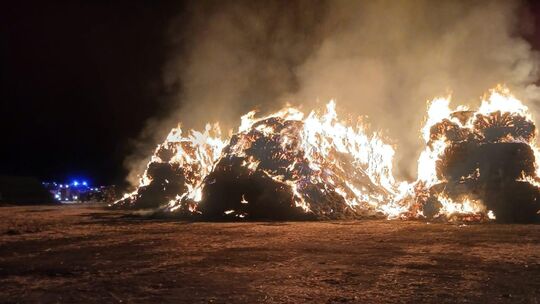 Lichterloh in Flammen standen die Strohballen