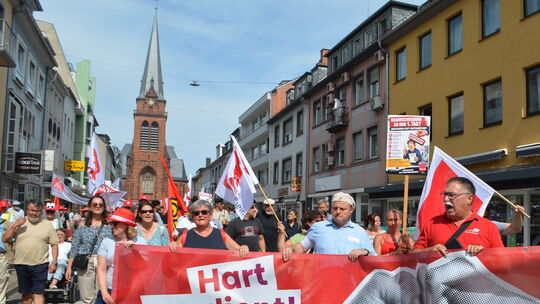 Knapp 300 Personen demonstrierten am Freitag gegen den geplanten Sozialabbau der Bundesregierung.