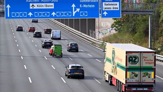 Sonntagsfahrverbot für Lkw in Nordrhein-Westfalen gelockert Sonntagsfahrverbot für Lkw in Nordrhein-Westfalen gelockert