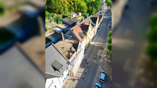Am Gebäude in der Obersteiner Straße wurden große Teile des Dach- und Wandbereichs bereits entfernt.