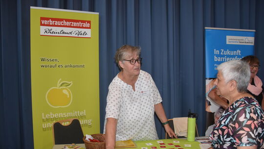 Die Verbraucherzentrale informierte an ihrem Stand über die richtige Ernährung.