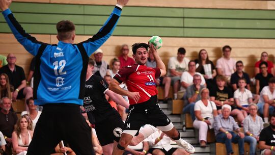 Beim Linden-Cup gab das Rumpfteam des TuS Holzheim eine respektable Figur ab. Hier kommt der freigespielte Rechtsaußen Atakan Bu Beim Linden-Cup gab das Rumpfteam des TuS Holzheim eine respektable Figur ab. Hier kommt der freigespielte Rechtsaußen Atakan Bu