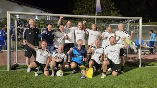Bejubeln den Gewinn der Ü40-Kreismeisterschaft: die Kleinfeld-Fußballer der SG Rheinhessen, die sich aus dem TuS Bosenheim und d