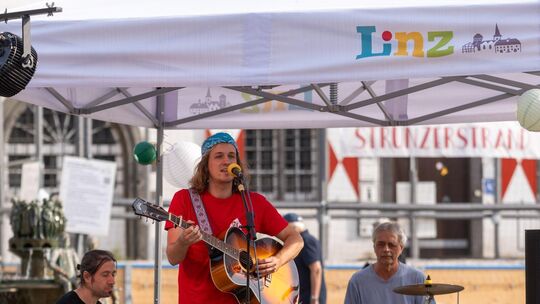 Max Goedecke, Singer und Songwirter aus Köln, brachte beim First Friday in Linz im August entspannte Klänge ins sommerliche Linz Max Goedecke, Singer und Songwirter aus Köln, brachte beim First Friday in Linz im August entspannte Klänge ins sommerliche Linz