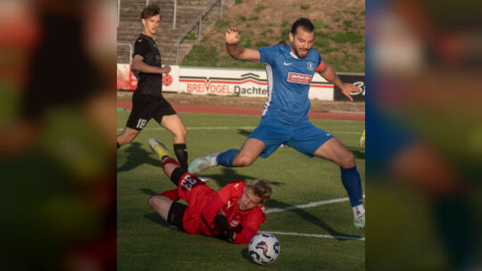 Warf sich bei seinem Verbandsliga-Debüt in alle Bad Kreuznacher Abschlussversuche rein: In dieser Szene stoppt VfR-Torwart Tim R