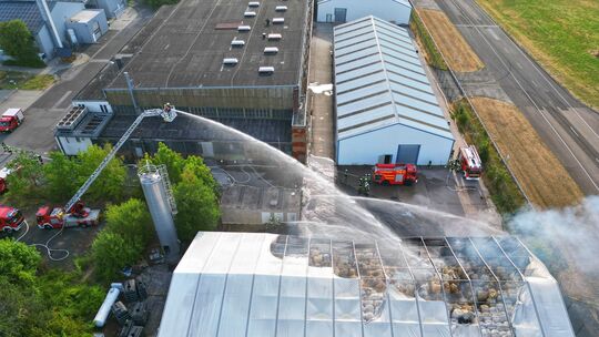 Mit massivem Wassereinsatz kämpfte die Feuerwehr gegen den Brand. Aus mehreren Strahlrohren brachten die Brandschützer zeitweise