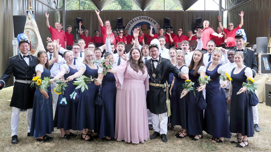 Im Mittelpunkt standen der neue Junggesellenkönig Tim Henschel und seine Königin Emily Halfmann, die bei den Umzügen sichtlich F Im Mittelpunkt standen der neue Junggesellenkönig Tim Henschel und seine Königin Emily Halfmann, die bei den Umzügen sichtlich F