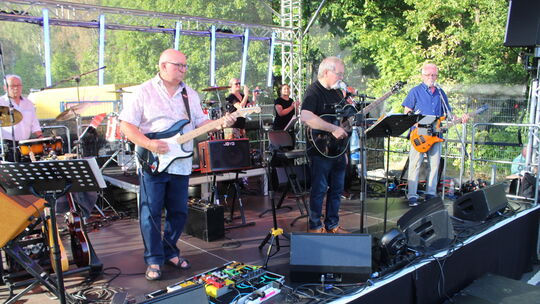 Von Ermüdungserscheinungen keine Spur. Die Band "Rhythmics" feierte am Samstagabend im Rahmen der Reihe "Sommer im Kulturwerk" i