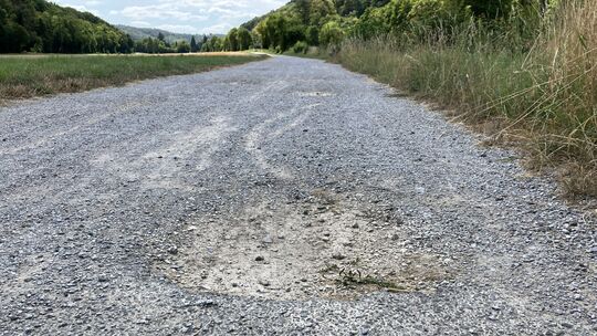 Der Weg zwischen Hahnstätten und Zollhaus weist zahlreiche Schlaglöcher auf. Jetzt soll die Strecke mit Schotter neu befestigt w