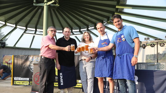Das erste Bier gönnten sich die Hoppstädten-Weiersbacher Gemeindespitze und die Vereinsgemeinschaft beim letzten Gemeinefest. Das erste Bier gönnten sich die Hoppstädten-Weiersbacher Gemeindespitze und die Vereinsgemeinschaft beim letzten Gemeinefest.