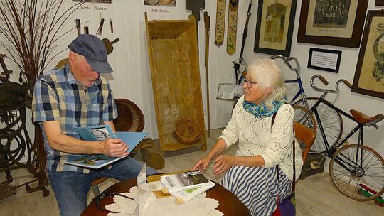 Ulrich und Ruth Eckhoff im Siener Dorfarchiv.
