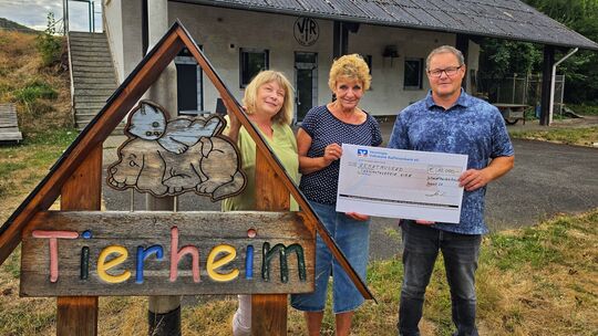 Große Unterstützung für das Kirner Tierheim: Von links Tanja Taube, Ingrid Schneider, Beisitzerin im Vorstand und langjährige Ti Große Unterstützung für das Kirner Tierheim: Von links Tanja Taube, Ingrid Schneider, Beisitzerin im Vorstand und langjährige Ti