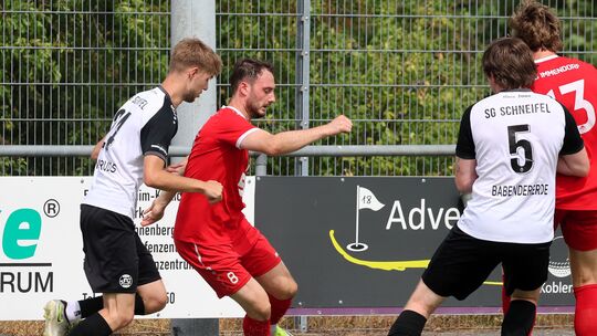 Immendorfs Senastian Fischer (in Rot, am Ball) läutete mit seinem 2:0 in der 72. Minute die starke Schlussphase des TuS ein beim