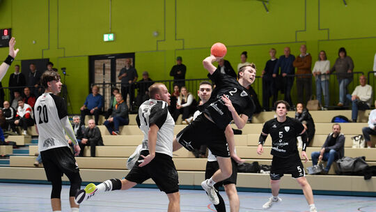 Abwehrchef und Regisseur in Personal-Union: Oliver Noll (am Ball) will mit dem TV Bad Ems in der neuen Runde die Spitzengruppe a