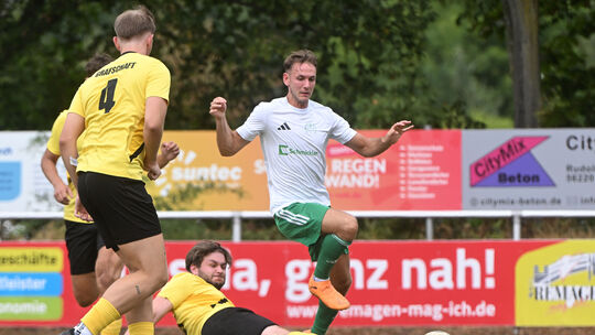 Remagens Mathis Bender (weißes Trikot) ist einen Schritt schneller als sein Gegenspieler von der Grafschafter SG II, beim 5:1-Si