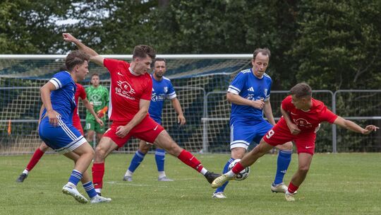 Die SG Augst Eitelborn (in Rot, von links mit Paul Marzi und Rico Dillschnitter) hat am ersten Spieltag beim Bezirksliga-Debütan