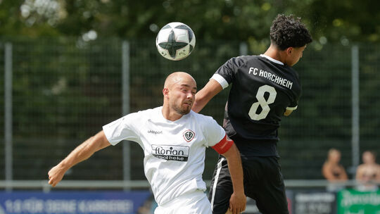 A-Klassenaufsteiger VfR Koblenz um Kapitän Paul Schmitt (in Weiß) setzte sich zum Auftakt beim FC Horchheim mit 2:1 durch.