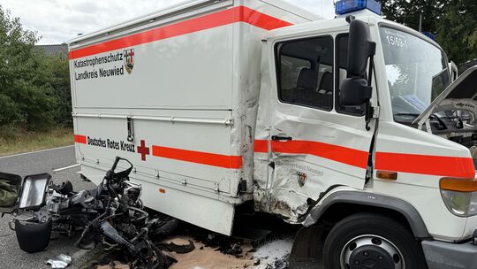 Am Sonntagmittag ist ein Motorrad auf der K19 bei Vettelschoß mit einem DRK-Fahrzeug zusammengestoßen. Der Motorradfahrer und se