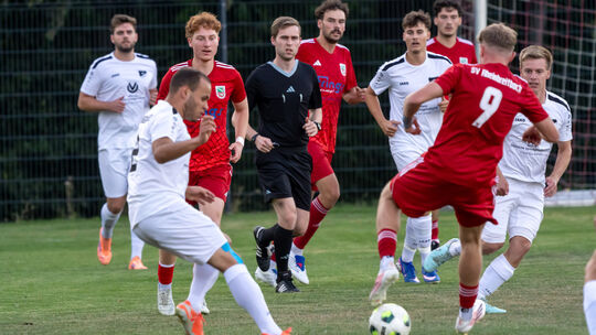 Die Spieler SV Rheinbreitbach (rote Trikots) zeigten gegen die SG Ellingen viel Einsatz. Doch die Kombinierten waren letztlich e