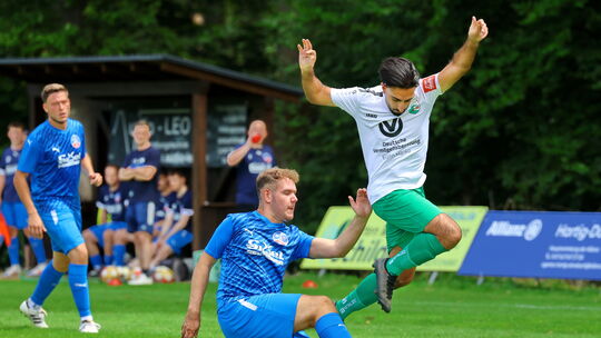 Die SG Liebshausen/Mörschbach/Argenthal II (in Blau) stoppte am ersten Spieltag den Aufsteiger TuS Ellern (mit Emin Can Alimci)