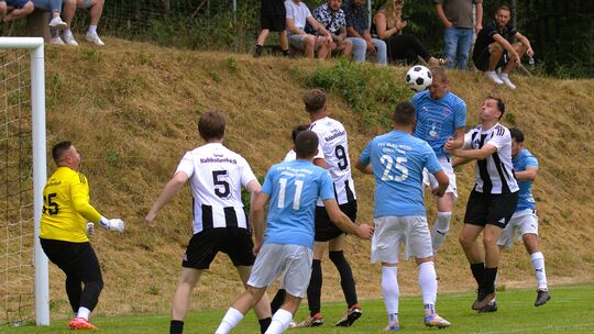 Der erste Streich des FSV Blau-Weiss Idar-Oberstein. Sven Danech verkürzt per Kopf auf 1:3. Der erste Streich des FSV Blau-Weiss Idar-Oberstein. Sven Danech verkürzt per Kopf auf 1:3.