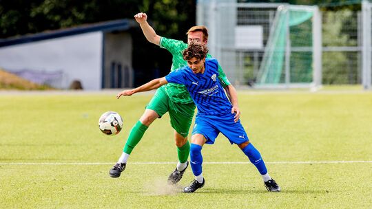 Starkes Debüt für den FC Emmelshausen-Karbach II: Hozifa Moustafa (in Blau) traf doppelt für den FCEK II beim 4:1-Heimsieg gegen