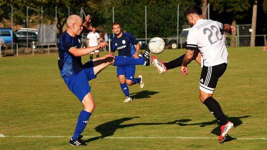 Fußspitzenduell an der Wallhäuser Kerb: Die SG Alsenztal (weiße Trikots) hatte das bessere Ende für sich und gewann bei der SG G