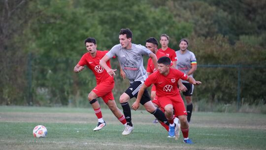 Aufsteiger SV Strimmig (in Rot) meldete sich mit einem achtbaren 0:0 im COC-Derby bei der SG Bremm in der A-Klasse zurück.