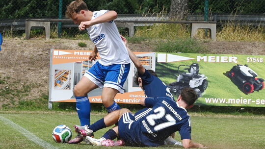 Zwischen der SG Wallmenroth/Scheuerfeld (in Blau) und der SG Gebhardshainer Land (in Weiß) ging es am ersten Spieltag bereits he